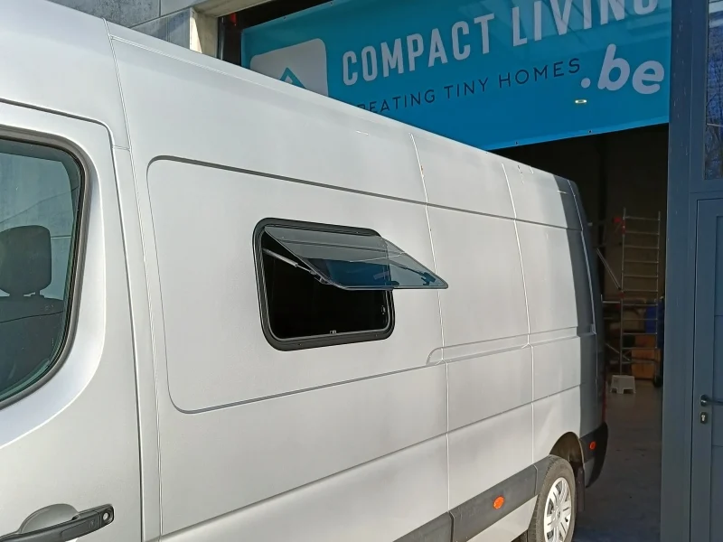 Uitstellend camperraam gemonteerd in de zijwand van een bestelwagen
