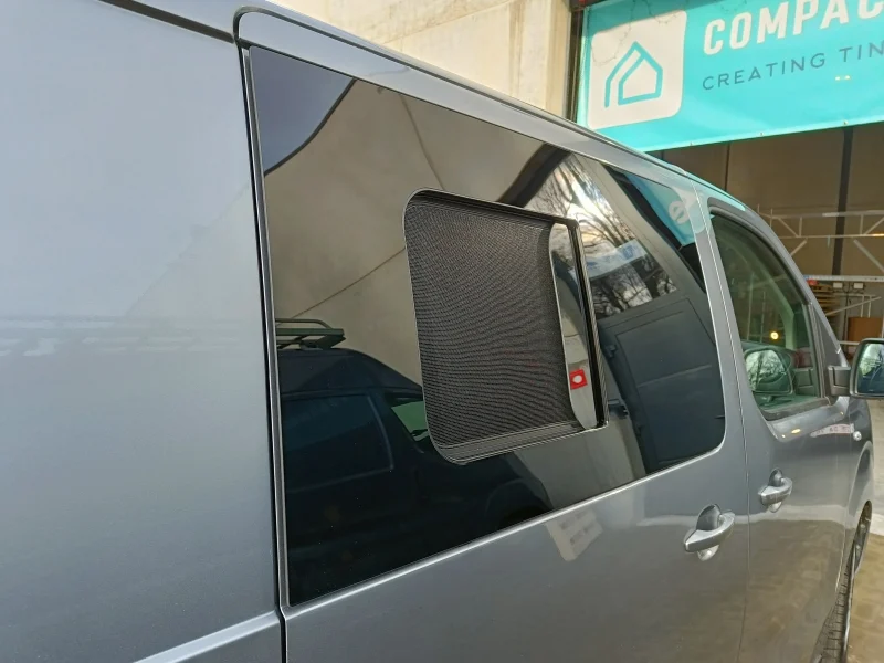 Schuifraam met insectenhor in een campervan