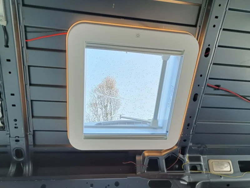 Dakluik met binnenkader en verlichting voor camperventilatie en daglicht
