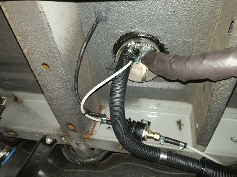 Autoterm Air 2D bereikbaar gemonteerd onder een camperzetel