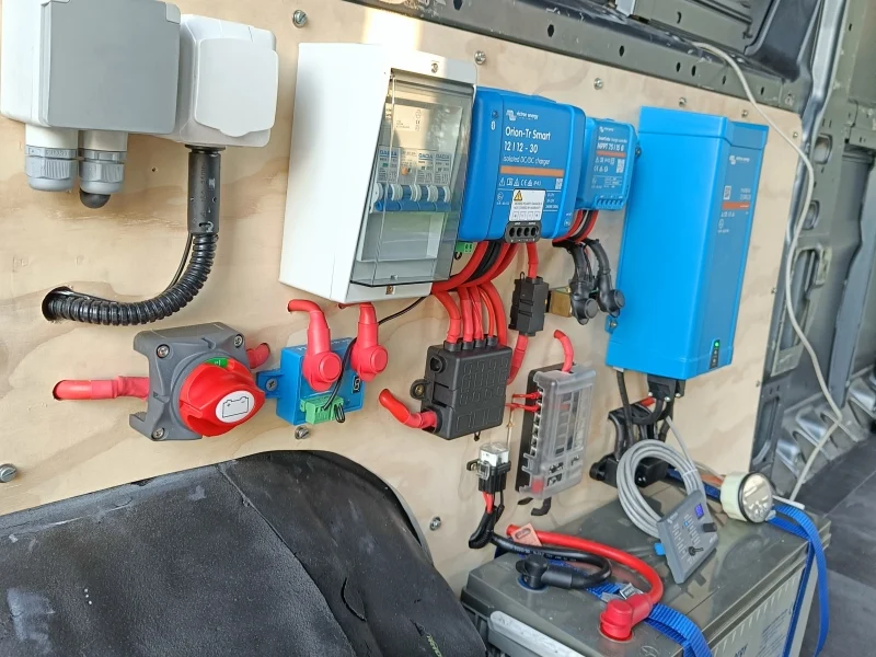 Camper elektriciteit met zekeringen busbars en kabels
